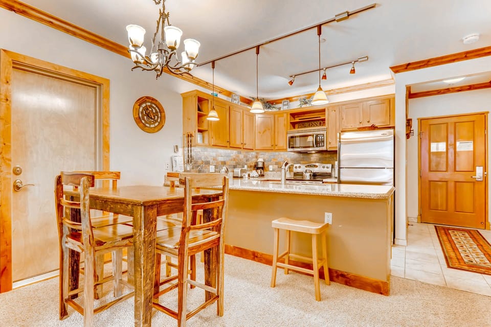 Condo, 1 Bedroom | Private kitchen | Fridge, oven, coffee/tea maker, toaster