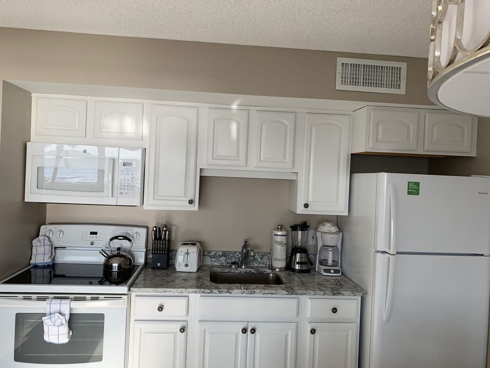 Kitchen with everything you need to prepare meals