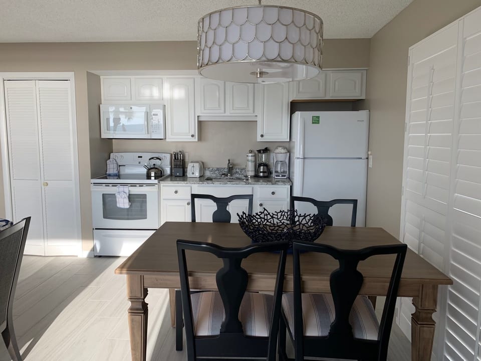 Spacious dining and kitchen area