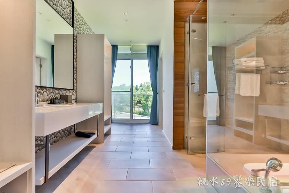Quadruple Room | Bathroom sink