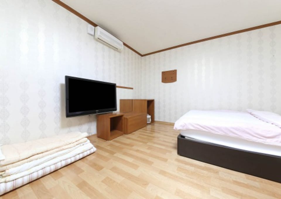 Studio (Condo) | Blackout drapes, free WiFi, bed sheets
