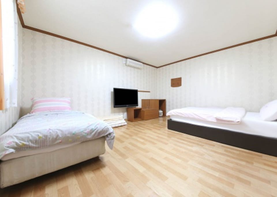 Studio (Condo) | Blackout drapes, free WiFi, bed sheets