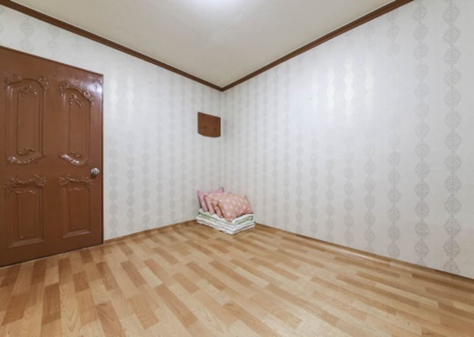 Blackout drapes, free WiFi, bed sheets