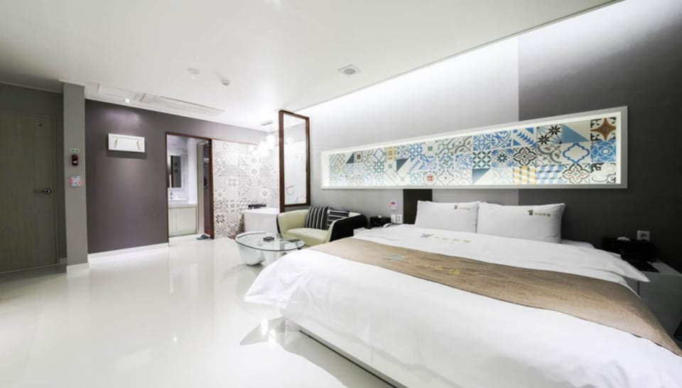 Standard Room (Breakfast available on Weekday only) | Desk, soundproofing, free WiFi, bed sheets
