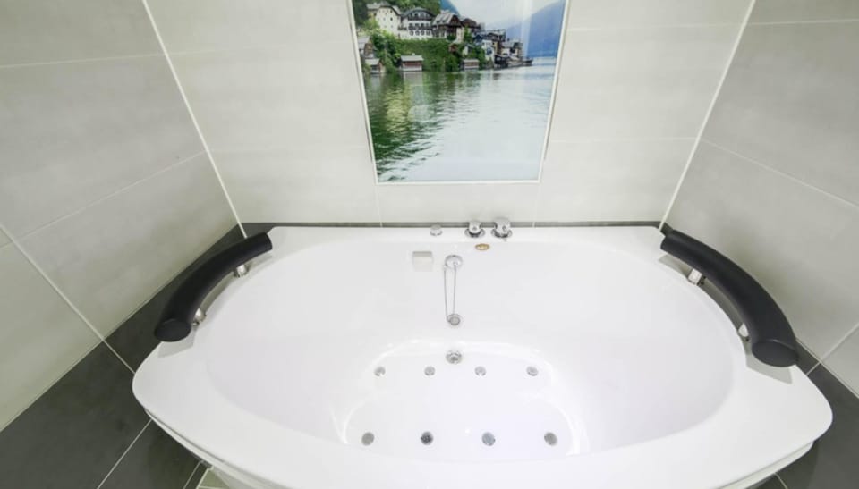 Twin Room (Breakfast available on Weekday only) | Deep soaking bathtub