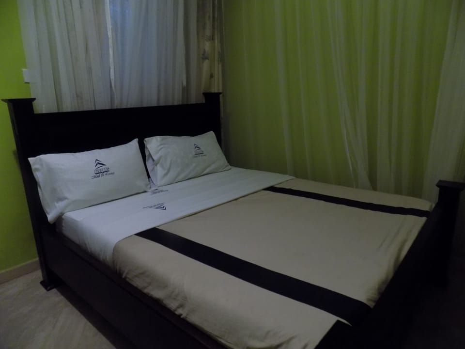 Double Room | Desk, laptop workspace, bed sheets