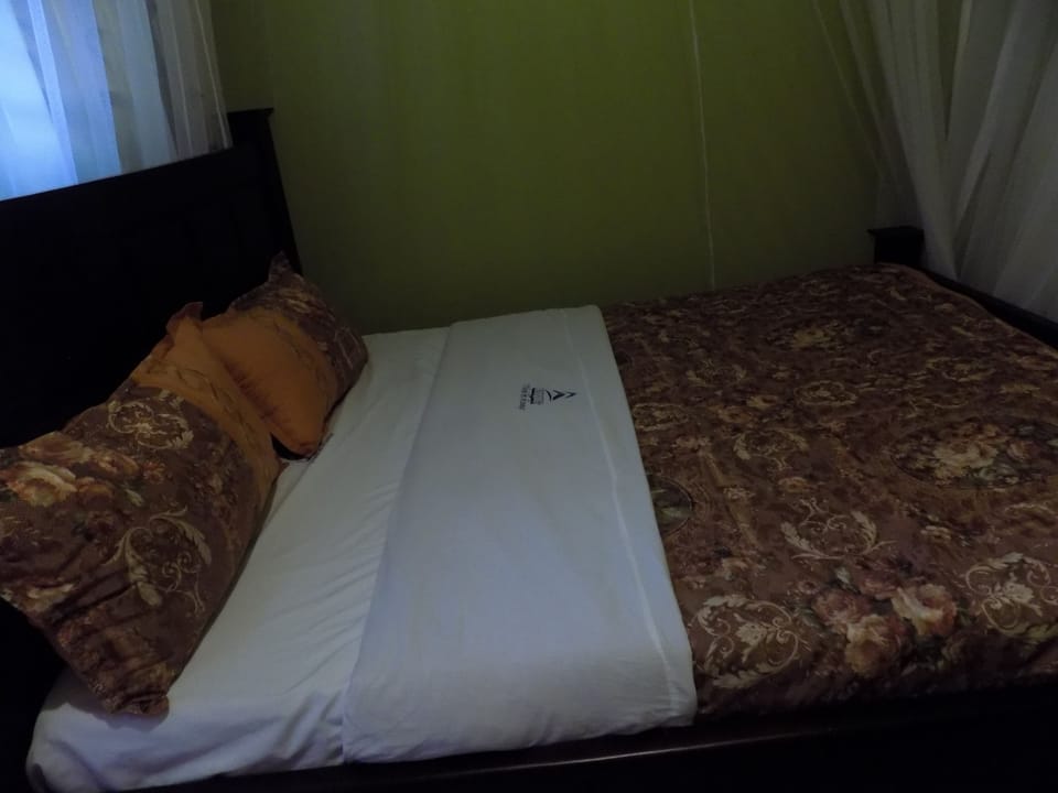 Double Room | Desk, laptop workspace, bed sheets