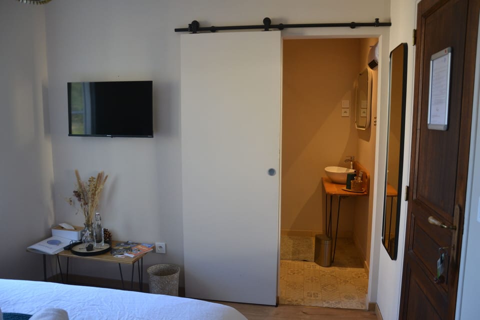 Comfort Room, 1 Queen Bed (Le Colibri) | Premium bedding, memory foam beds, free WiFi, bed sheets