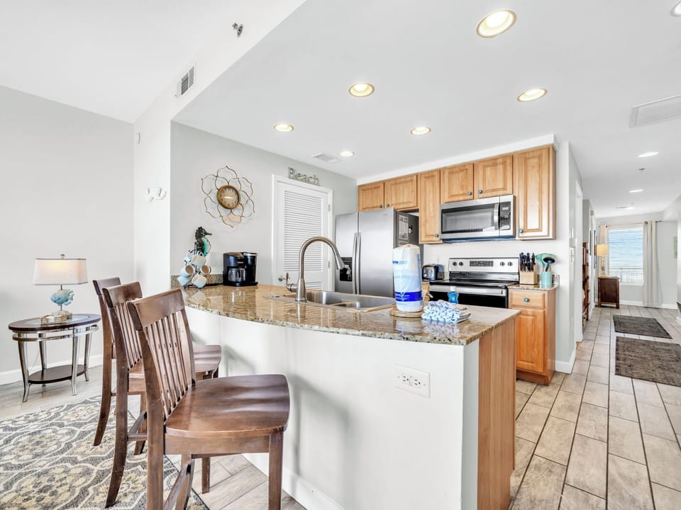 Eat-in kitchen bar seating