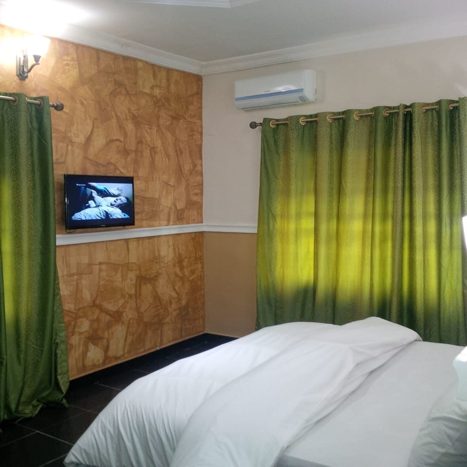 Royal Room | In-room safe, desk, laptop workspace, iron/ironing board