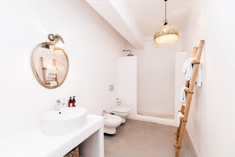 Suite (Famosa) | Bathroom | Shower, free toiletries, hair dryer, bidet
