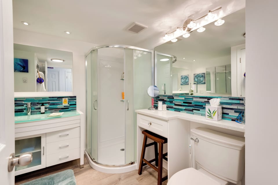 Full Bathroom | Towels Provided