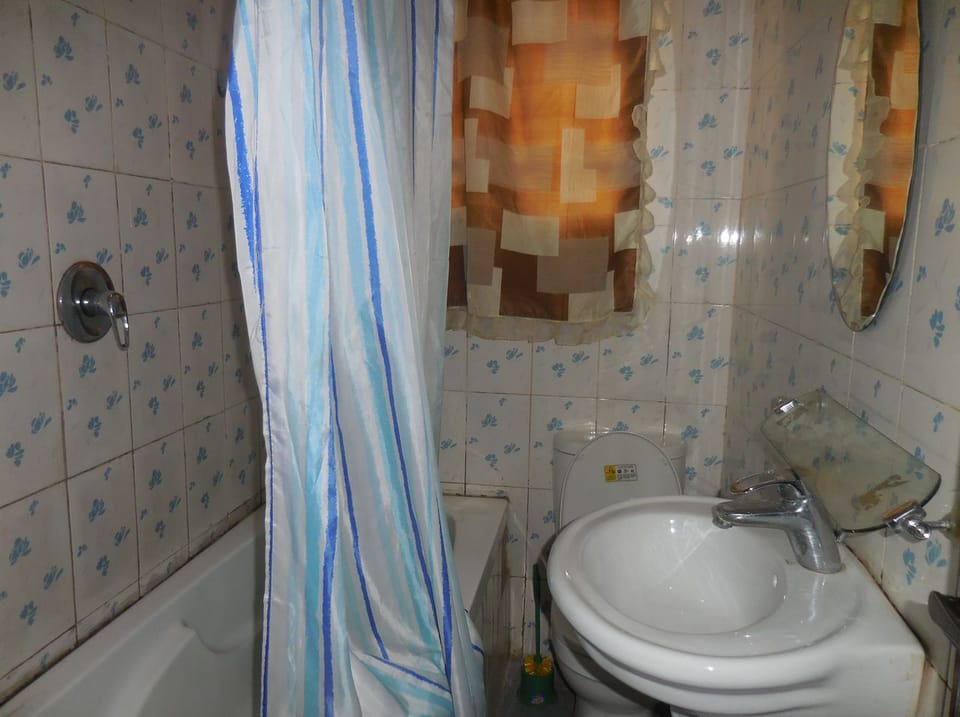 Shower, free toiletries, towels