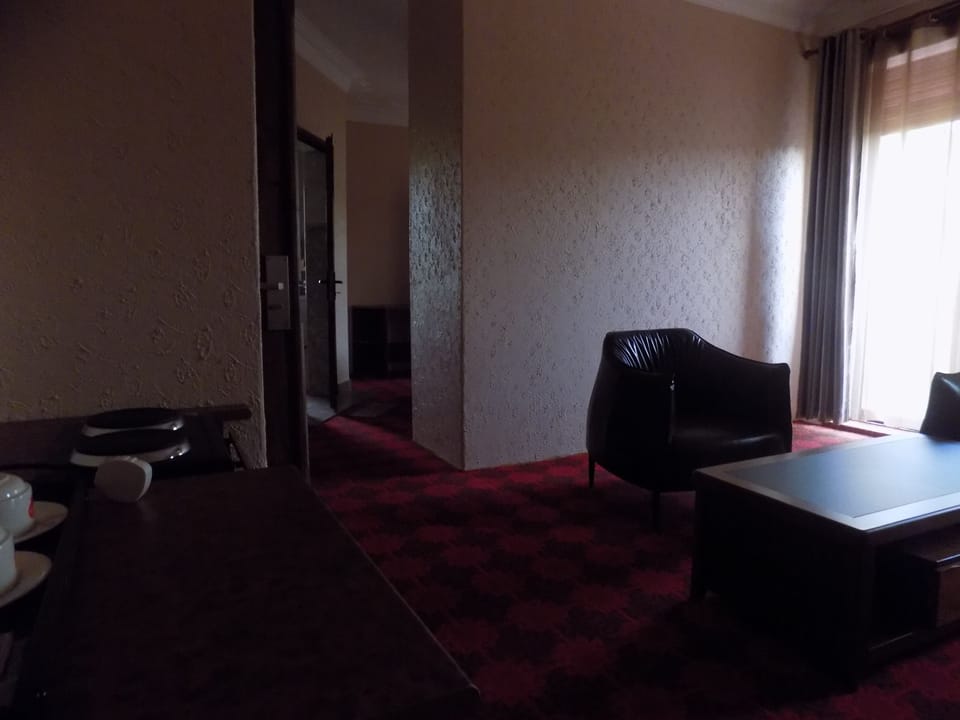 Executive Room | Living area | 40-inch flat-screen TV with digital channels, TV
