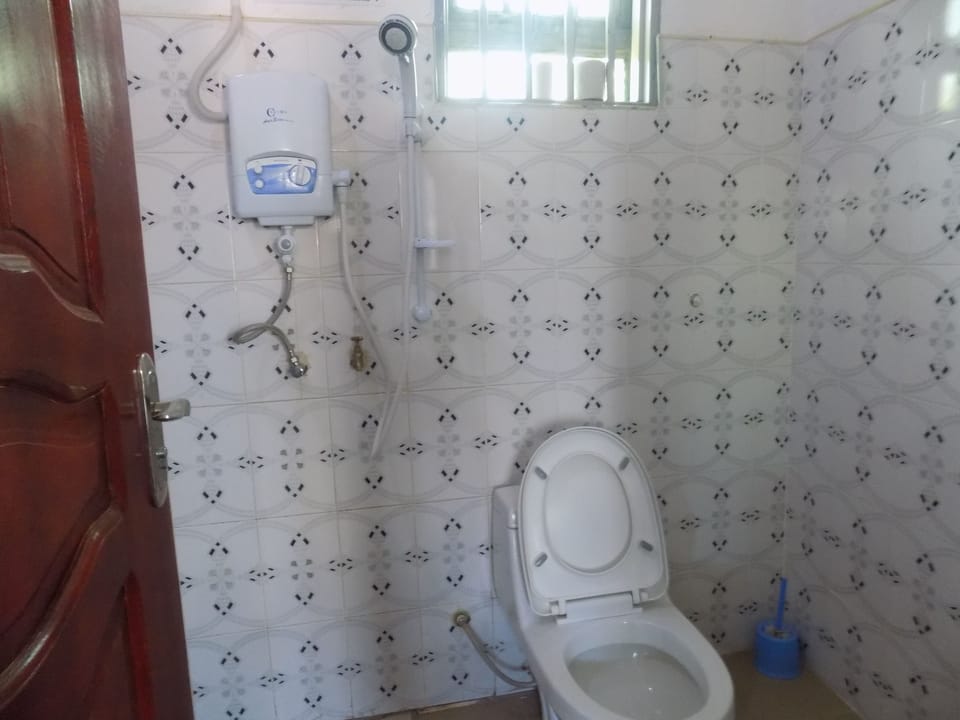 Standard Single Room | Bathroom | Shower, rainfall showerhead, towels, soap