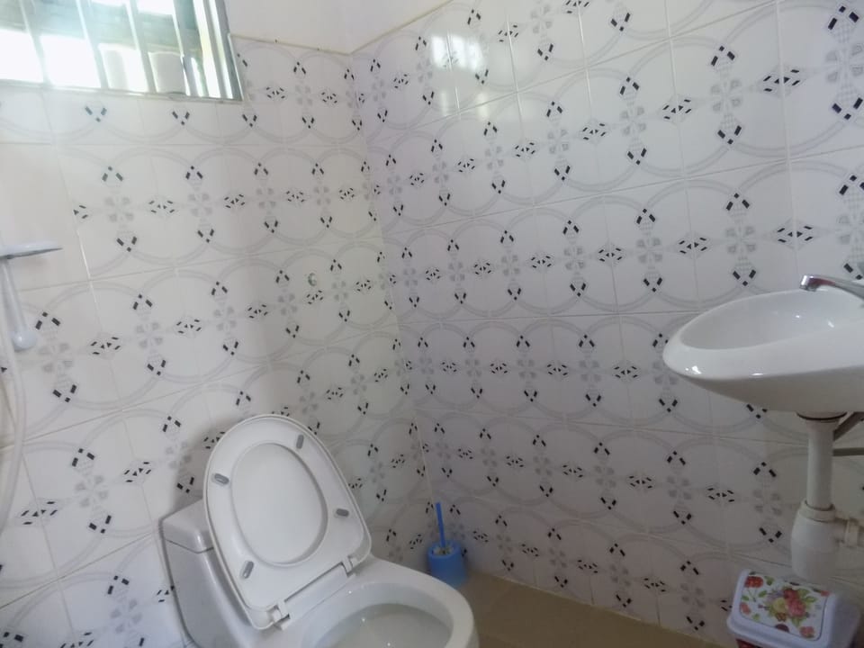 Standard Single Room | Bathroom | Shower, rainfall showerhead, towels, soap