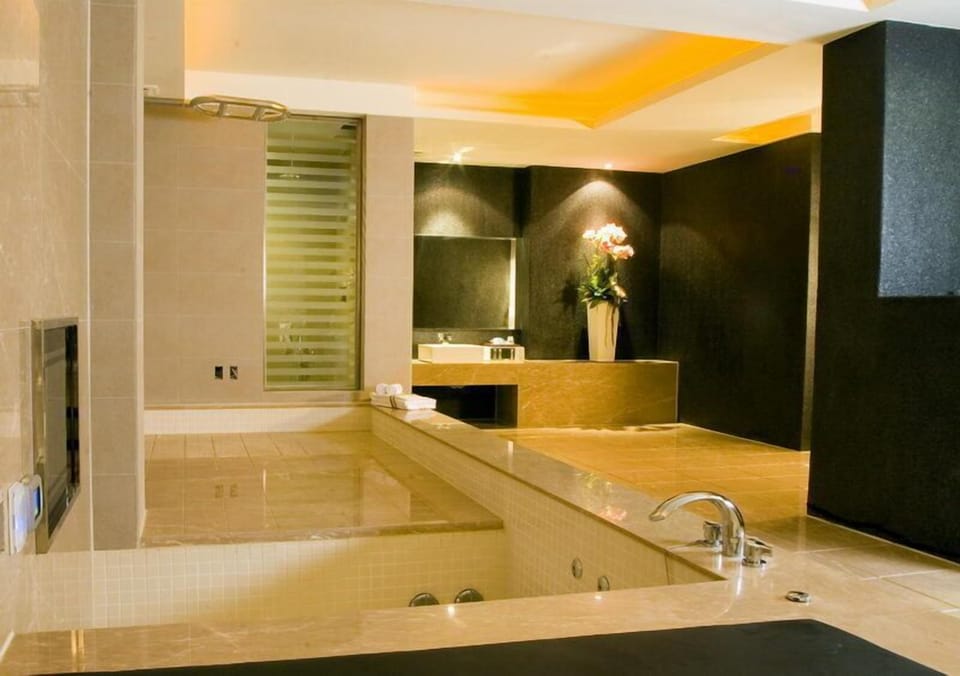 Superior Double Room, Hot Tub | Individually decorated, individually furnished, desk, blackout drapes