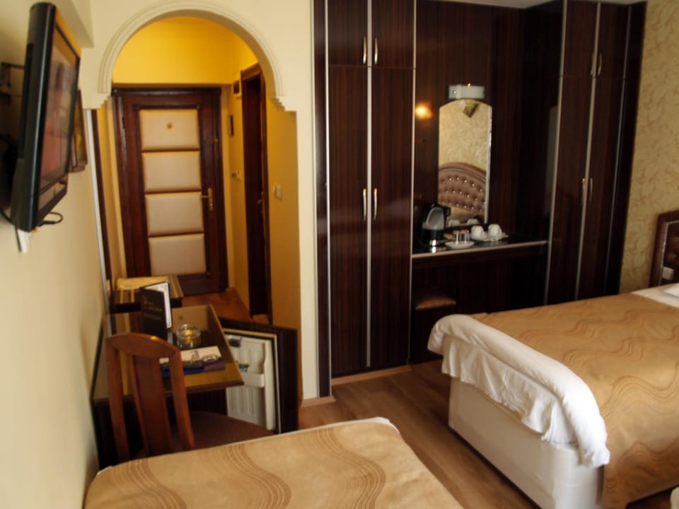 Hypo-allergenic bedding, desk, laptop workspace, free WiFi