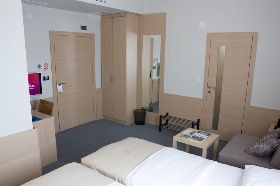 Double Room | Minibar, in-room safe, desk, free cribs/infant beds