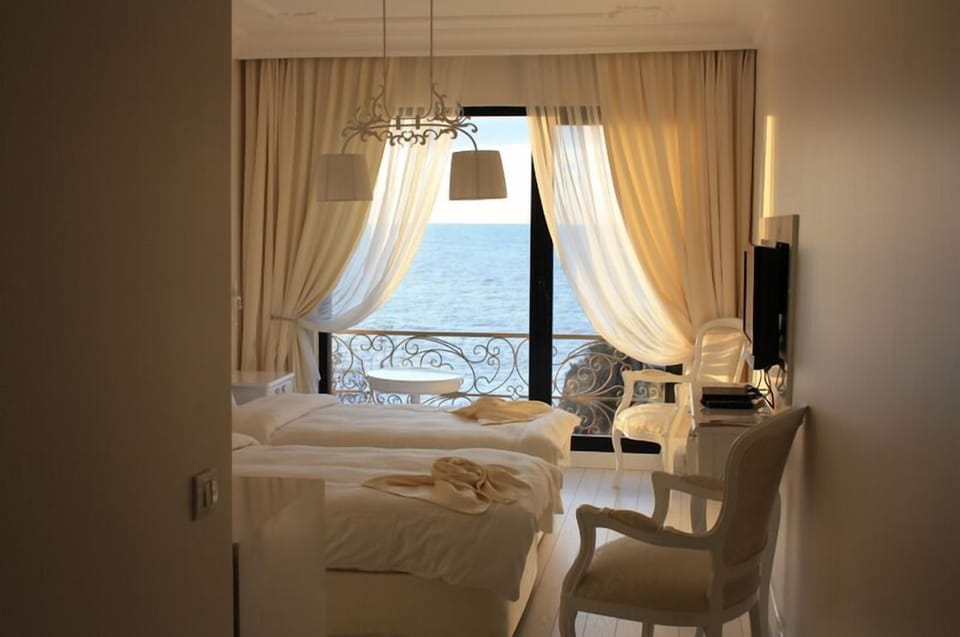 Standard Double Room | Minibar, in-room safe, desk, soundproofing