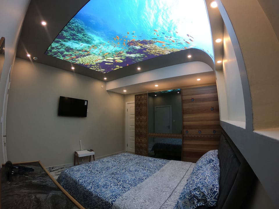 Luxury Apartment, 1 Bedroom | Laptop workspace, blackout drapes, soundproofing, iron/ironing board