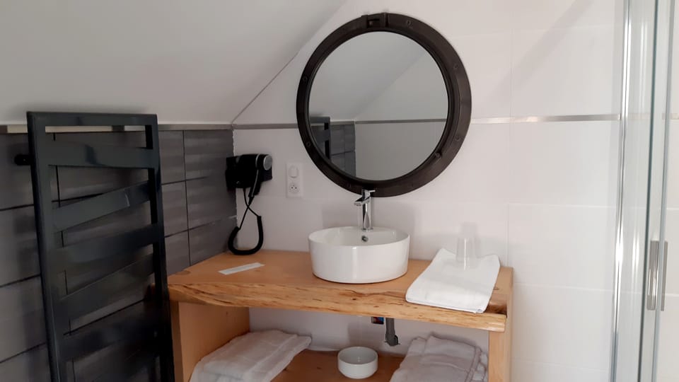 Bathroom sink