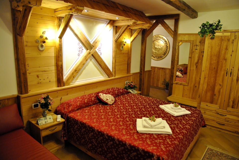 Premium bedding, down comforters, in-room safe, desk