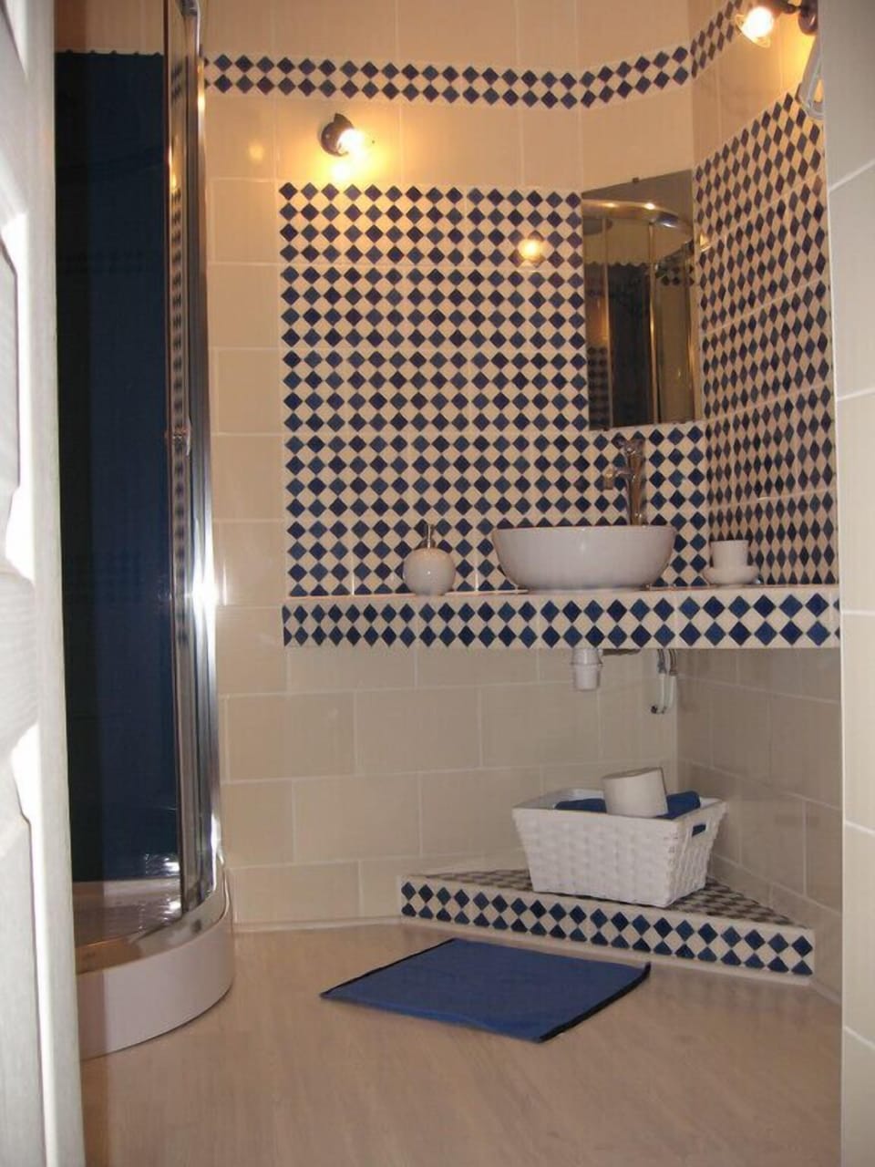 Family Suite | Bathroom | Free toiletries, hair dryer, towels, toilet paper