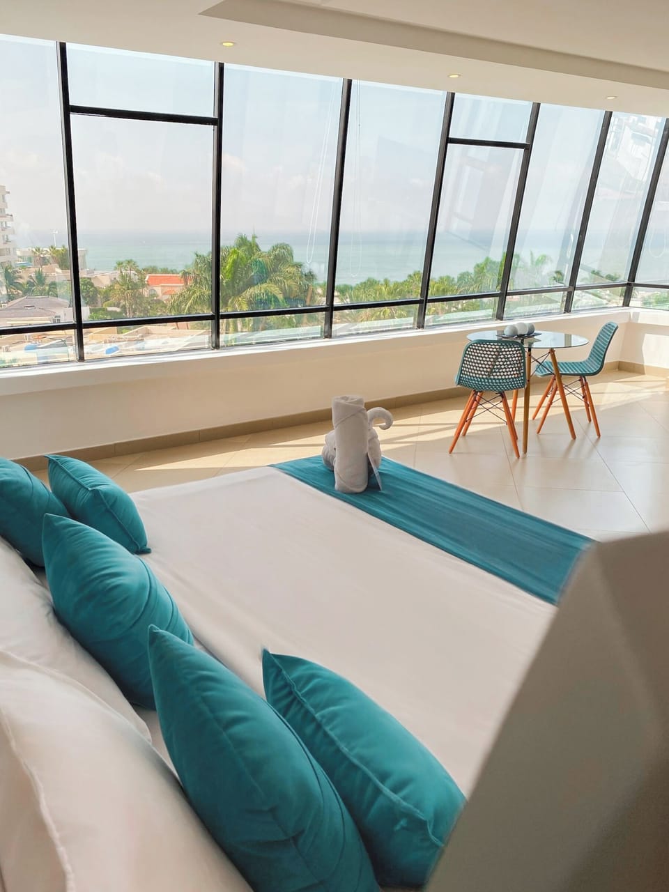 Suite, 1 King Bed, Bathtub | Down comforters, minibar, in-room safe, laptop workspace