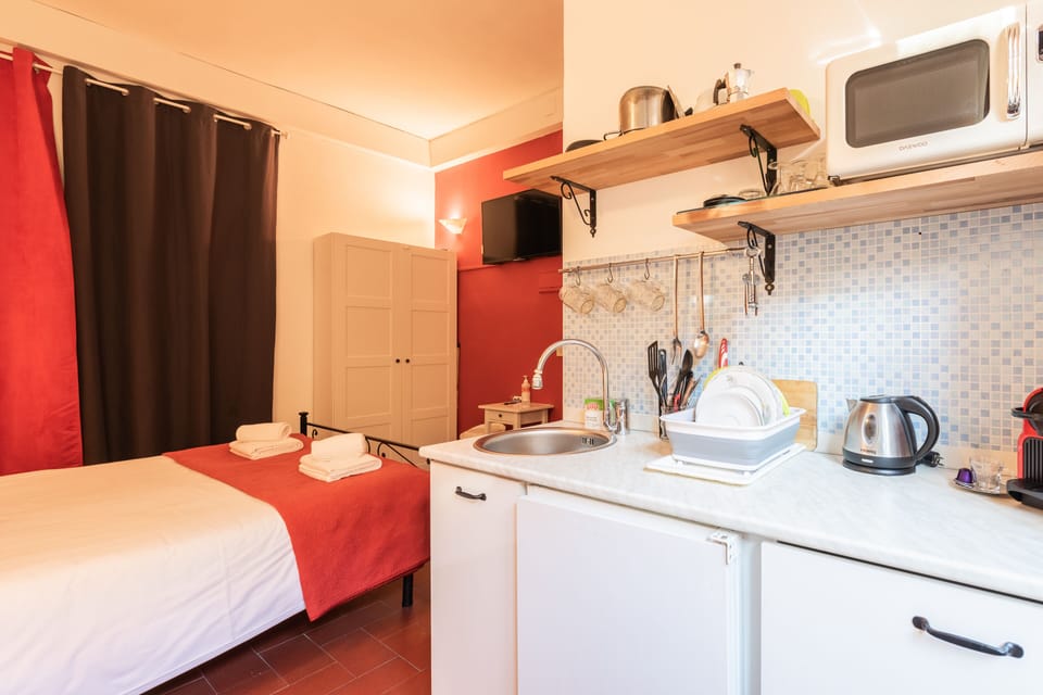 Studio | Private kitchen | Espresso maker, coffee/tea maker, fridge, stovetop