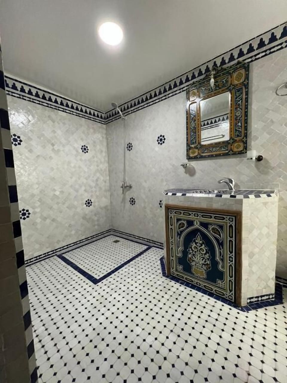 Deluxe Double Room | Bathroom | Shower, rainfall showerhead, bidet, towels