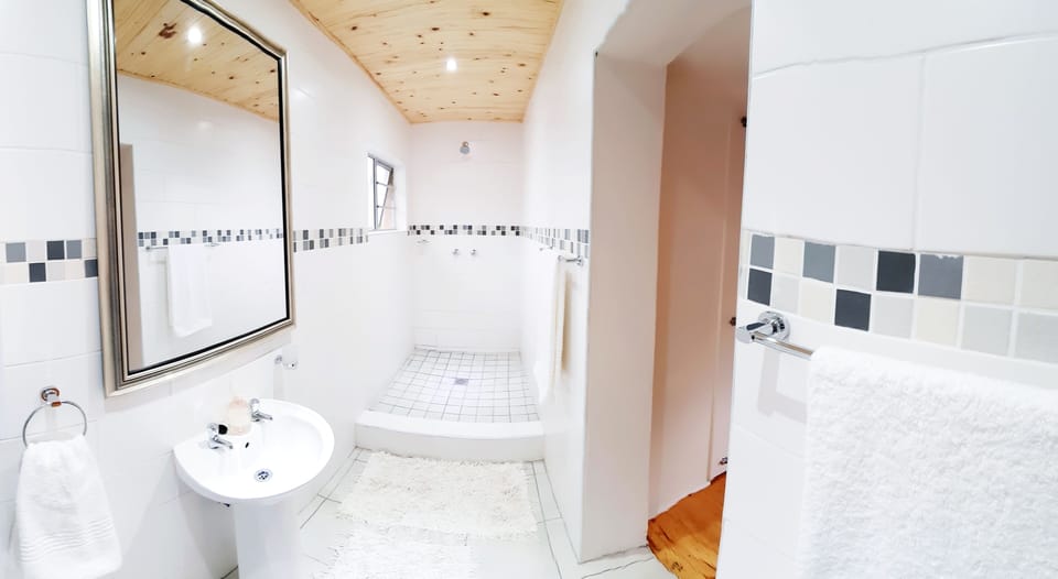 Standard Room, Multiple Beds | Bathroom | Shower, towels