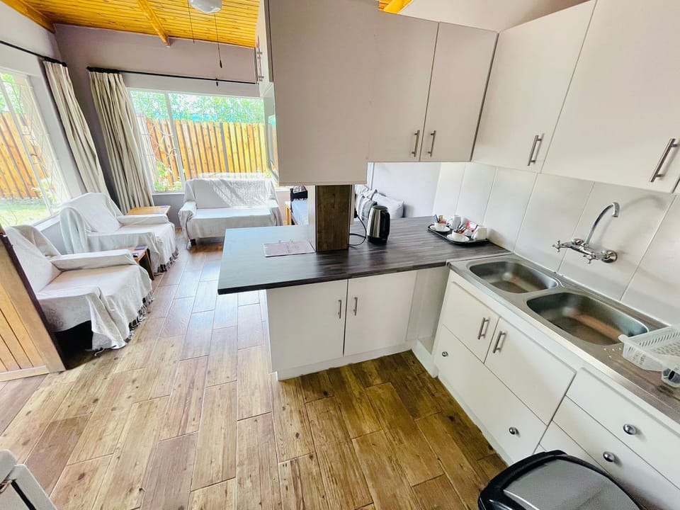 Comfort Studio | Living area | 32-inch LCD TV with cable channels, TV
