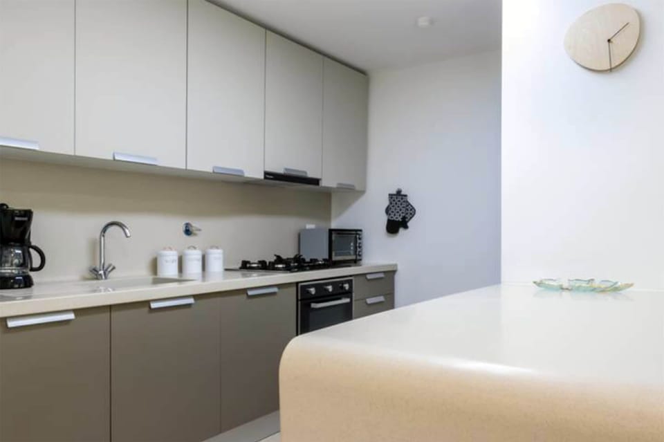 Deluxe Apartment, 2 Bedrooms | Private kitchenette | Full-size fridge, microwave, oven, stovetop
