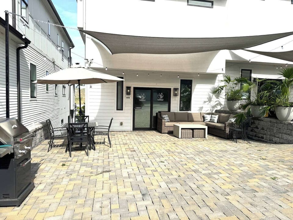 Back Patio — Parking for 4 Cars, Outdoor sofa, Table, Grill, party lights and shade sails — Eagle's Nest, Nashville home near Broadway
