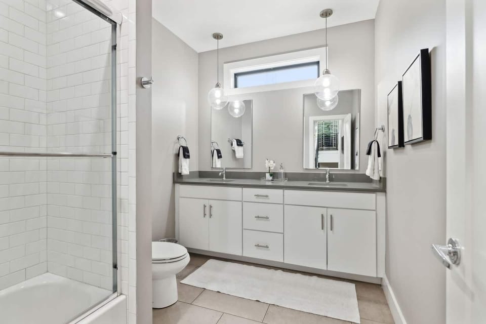 2nd Full Bathroom — Double Sink, bathtub & shower — Eagle's Nest, Nashville home near Broadway