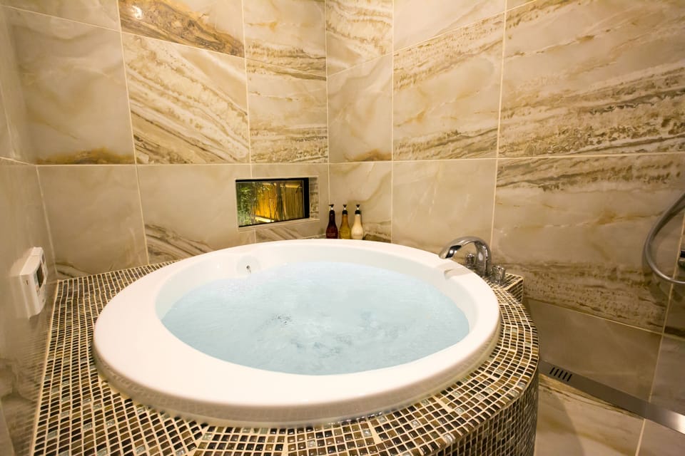 Private Vacation Home | Bathroom | Combined shower/tub, free toiletries, hair dryer, slippers