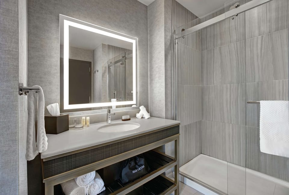 Combined shower/tub, eco-friendly toiletries, towels