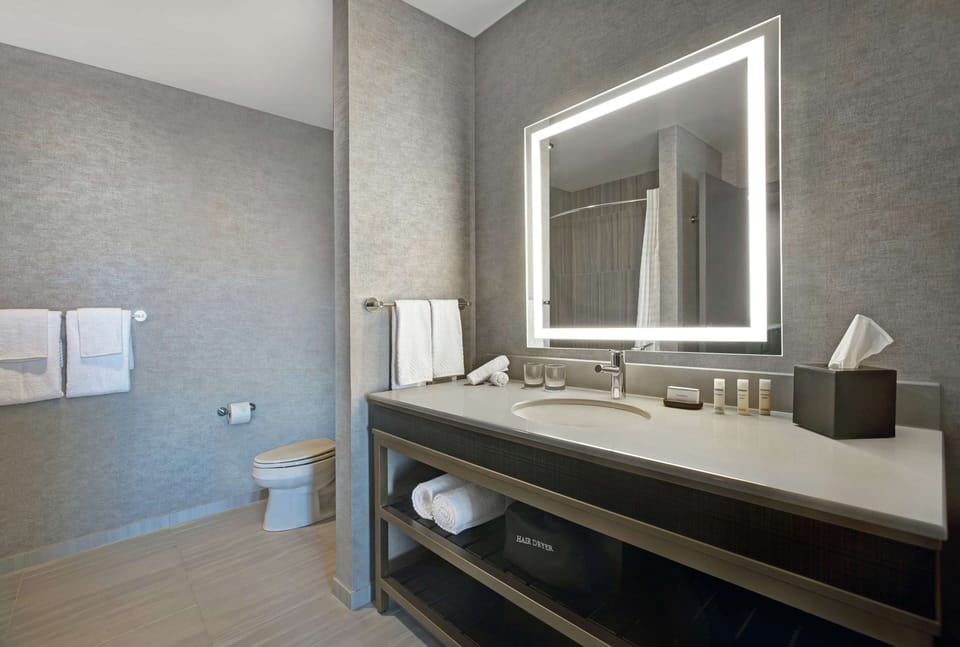 Combined shower/tub, eco-friendly toiletries, towels
