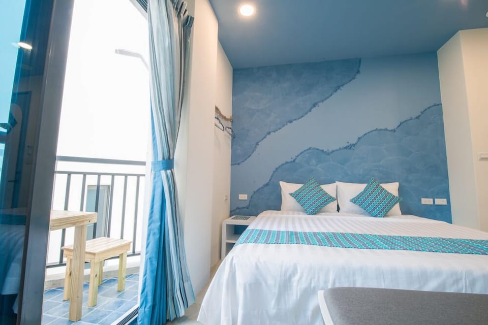Deluxe Quadruple Room | Desk, blackout drapes, soundproofing, rollaway beds