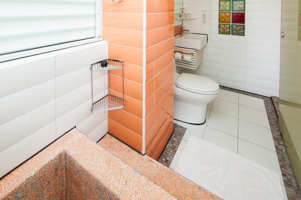 Double Room | Bathroom | Free toiletries, hair dryer, slippers, towels