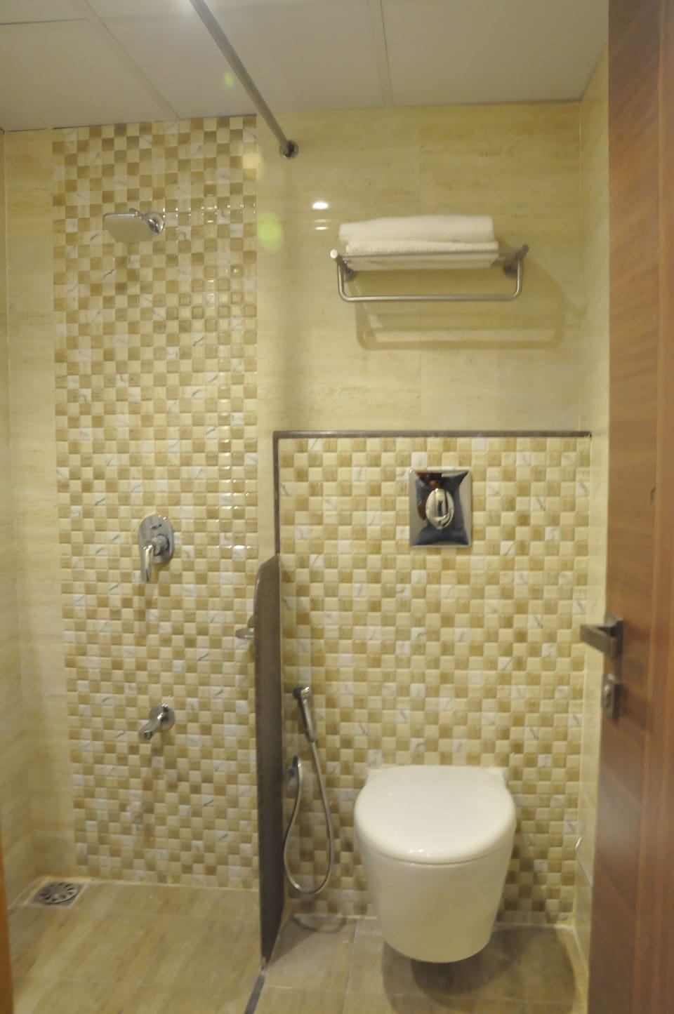 Standard Double Room | Bathroom | Shower, towels