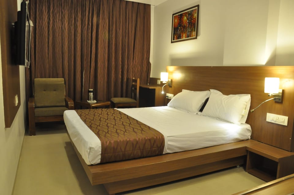 Desk, rollaway beds, free WiFi