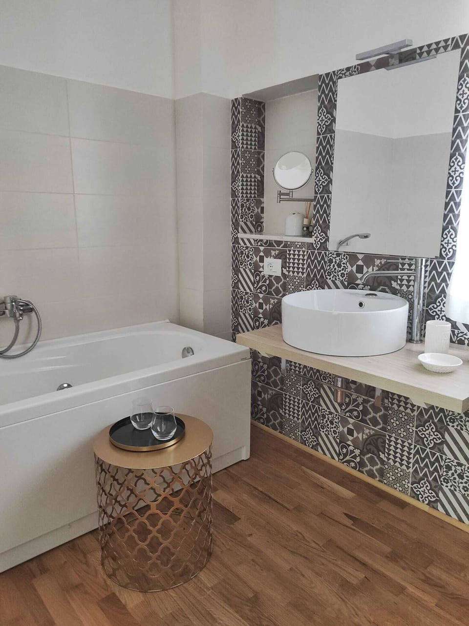 Luxury Double Room, 1 Queen Bed | Bathroom | Free toiletries, hair dryer, bathrobes, bidet