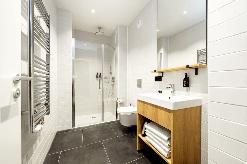 Apartment, 1 Bedroom (Sleep 6) | Bathroom | Shower, rainfall showerhead, free toiletries, hair dryer
