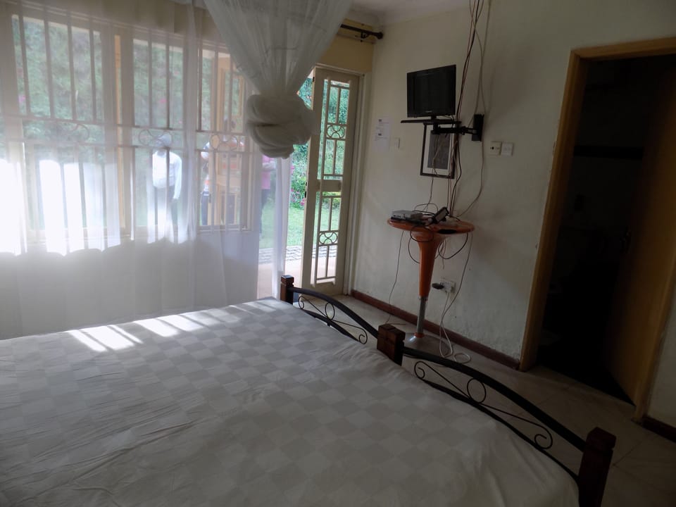 Desk, free WiFi, bed sheets