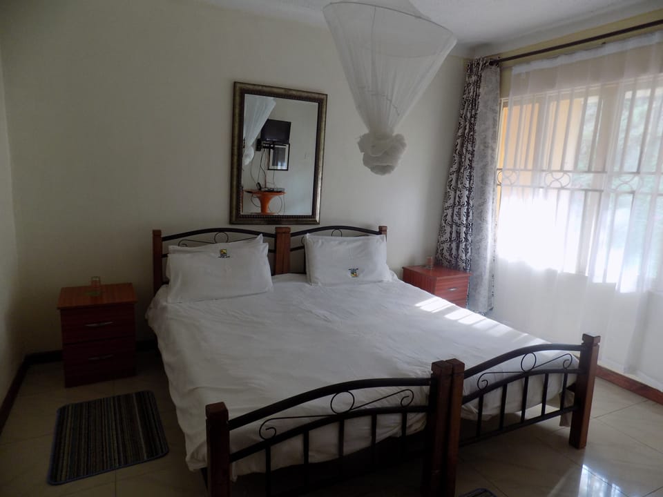 Twin Room | Desk, free WiFi, bed sheets