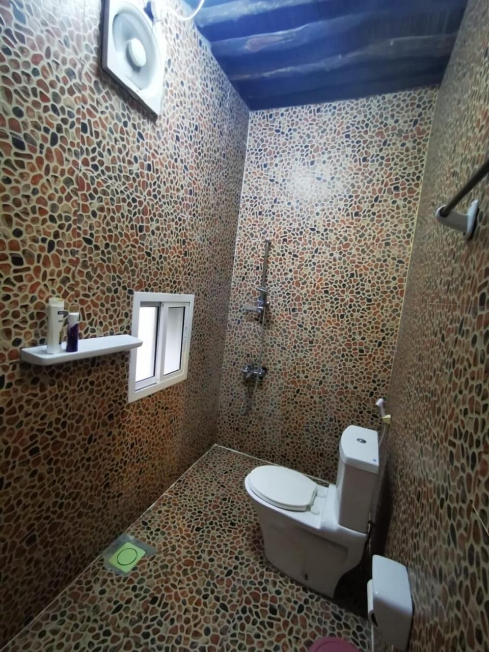 Shower, rainfall showerhead, free toiletries, towels