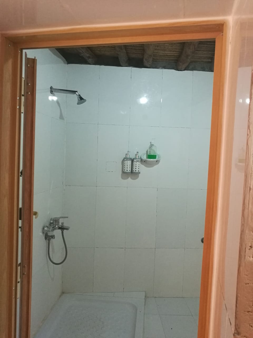 Shower, rainfall showerhead, free toiletries, towels