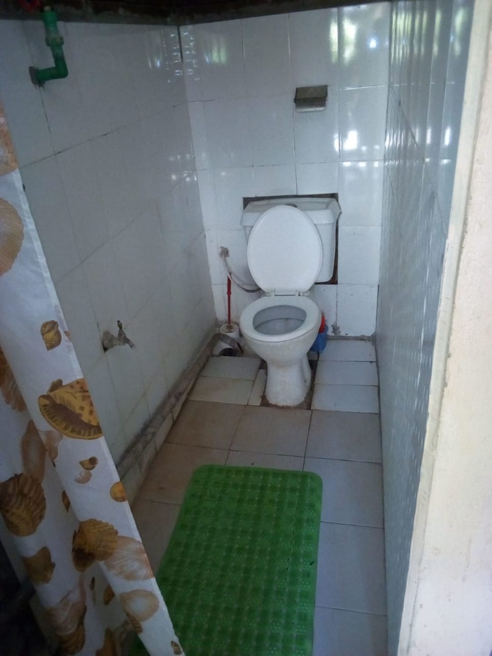 Shower, rainfall showerhead, free toiletries, slippers